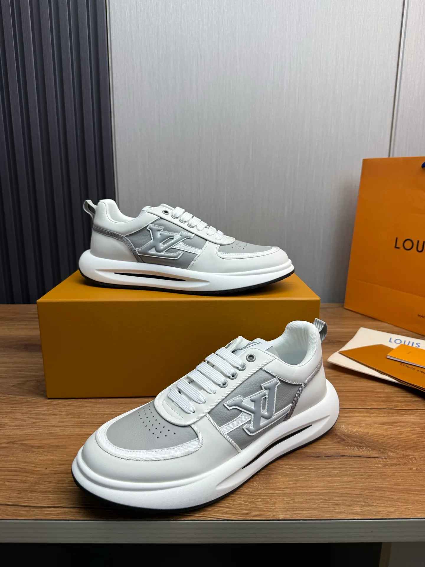 Men's shoes 💰820💰 Lv. Top purchasing agent 🇮🇹 Louis Vuitton, sports shoes counter synchronization, uppers imported from Italy, high-quality splicing and complex handicrafts, imported mesh pads are soft and comfortable, soles: original factory special soles, TPU exclusive movable molded soles super comfortable, original factory single goods, 🔍🔍high quality, you can enter and exit the counter at will, welcome to compare, code number 38-44 (Customized 38.45)